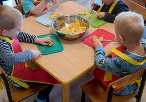 przedszkolaki kroją pomarańcze