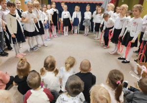 Dzieci śpiewają hymn narodowy.