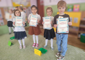 Dzieci z dyplomami