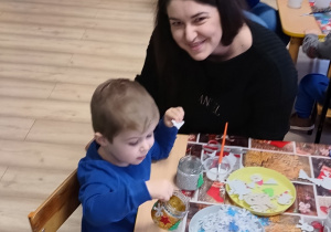 chłopiec z mamą wykonuje lampion
