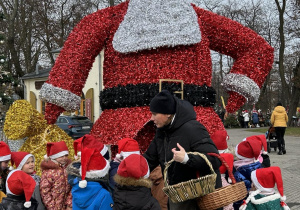 Dzieci z Figurą Mikołaja w Parku Miejskim.