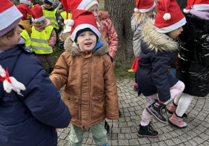 Dzieci podczas zawieszania ozdób na choince.