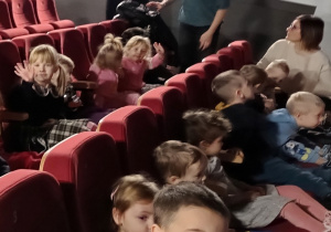 przedszkolaki siedzą na widowni