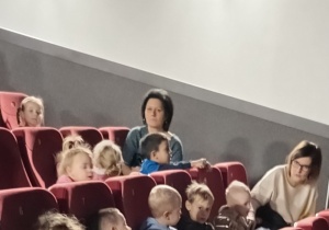 przedszkolaki siedzą na widowni