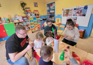 Warsztaty, praca dzieci i rodziców