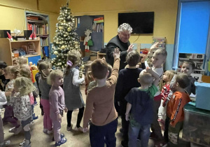 Ksiądz Proboszcz czyta dzieciom w ramach akcji Cała Polska Czyta Dzieciom.