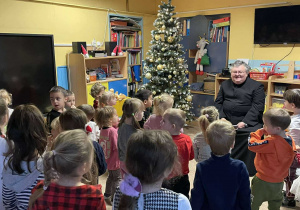 Ksiądz Proboszcz czyta dzieciom w ramach akcji Cała Polska Czyta Dzieciom.