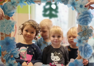 dzieci pozują w niebieskiej totoramce