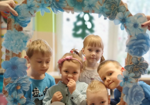 dzieci pozują w niebieskiej totoramce