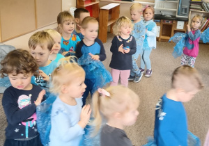 dzieci tańczą po kole