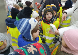 Dzieci oglądają różne rodzaje zegarków.