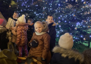 Chłopiec siedzi na osiołku