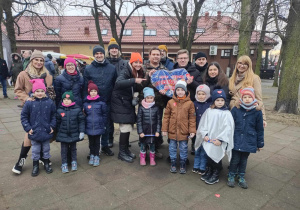 Rodzice przedszkolaków z wylicytowanym sercem.