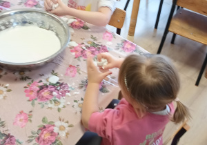 dzieci lepią z białej masy sensorycznej