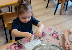 dzieci lepią z białej masy sensorycznej