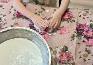 dzieci lepią z białej masy sensorycznej