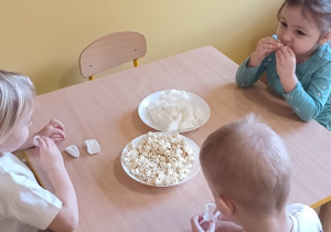 dzieci zajadają białe przekąski