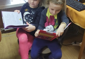 Dzieci oglądają książki w naszej bibliotece