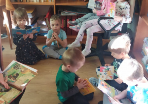 Dzieci oglądają książki w naszej bibliotece