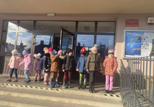 Wspólne zdjęcie przed wejściem