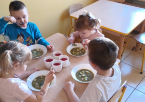 dzieci jedzą zielona zupę