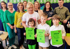 Zdjęcie grupowe - dzieci z organizatorami i jurry.
