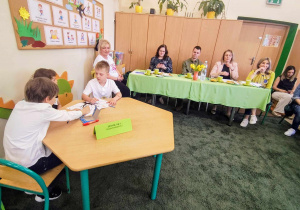 Dzieci rozwiązują zadanie konkursowe.