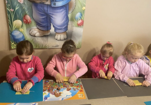 Dzieci tworzą własne domki dla pszczół