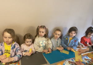 Dzieci tworzą własne domki dla pszczół