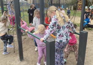 Dzieci bawią się na placu zabaw