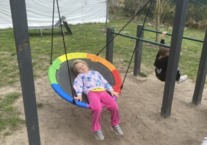 Dzieci bawią się na placu zabaw