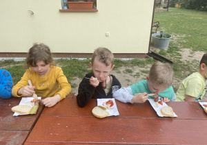 Wspólny poczęstunek na świeżym powietrzu