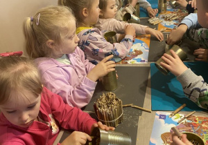 Dzieci tworzą własne domki dla pszczół