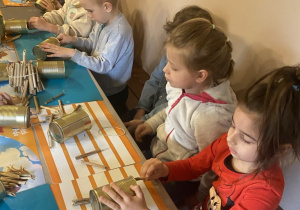 Dzieci tworzą własne domki dla pszczół