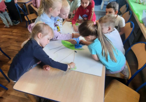 Dzieci wykonują wspólną pracę
