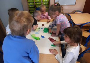 Dzieci wykonują wspólną pracę