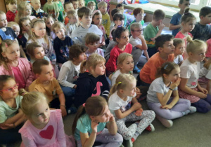 Dzieci słuchają przekazywanych informacji