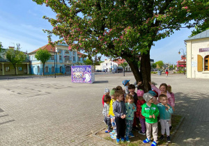 Dzieci na placu przed urzędem.