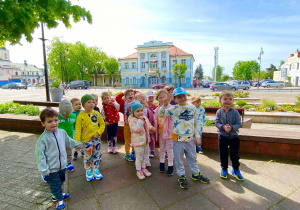 Dzieci przed urzędem miasta.