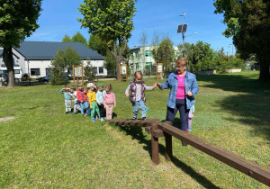Chodzenie po równoważni.