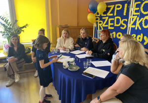 Dzieci rozwiązują zadania konkursowe.