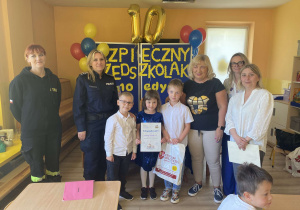 Zdjęcie grupowe, uczestnicy, organizatorzy i dzieci reprezentujące przedszkole.