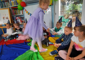 Dziewczynka wręcza prezent jubilatom