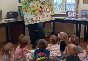 Pani Bibliotekarka prezentuje dzieciom ilustracje z książki