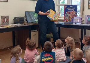 Pani Bibliotekarka prezentuje dzieciom najmniejszą książkę
