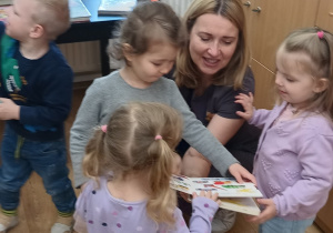 dzieci oglądają książki
