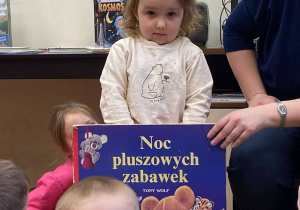 Dziewczynka z największą książką.