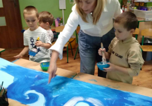 Dzieci malują dekorację do przedstawienia