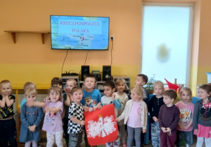 dzieci prezentują Godło Polski - Orła Białego