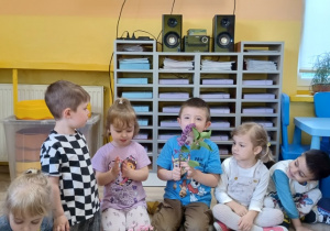 chłopiec wącha gałązkę lilaka